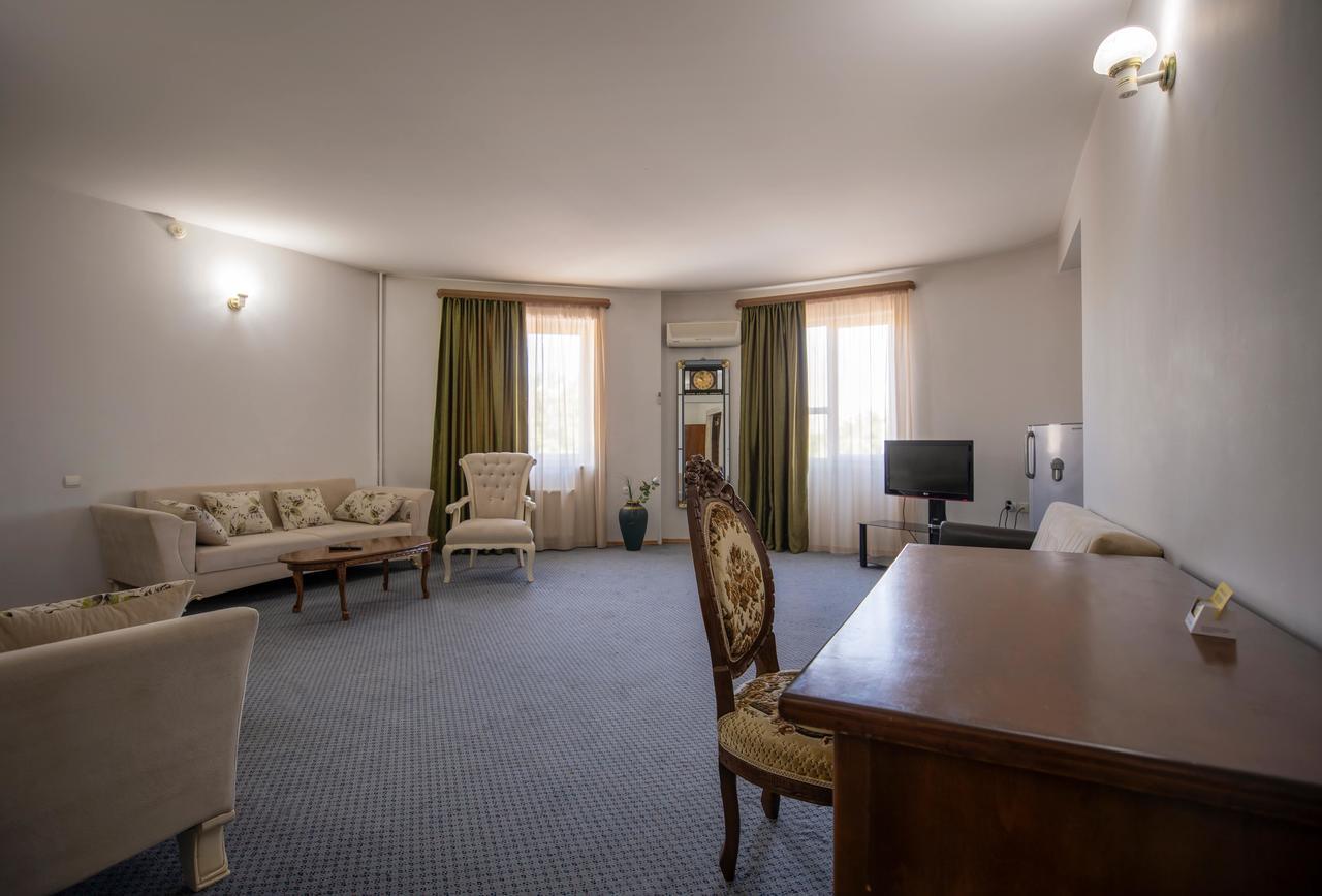Leader Hotel Γκόρι Εξωτερικό φωτογραφία